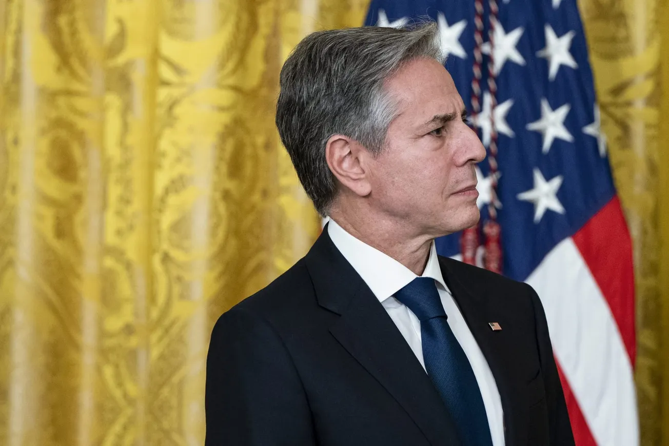 Blinken visita China para promover nuevos lazos, mientras EEUU corta otros