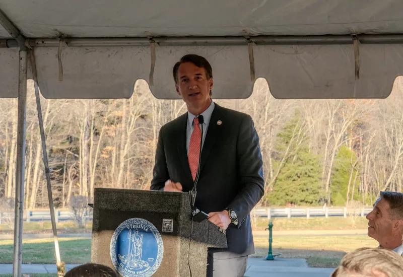 Gobernador Glenn Youngkin derechos anticonceptivos Virginia