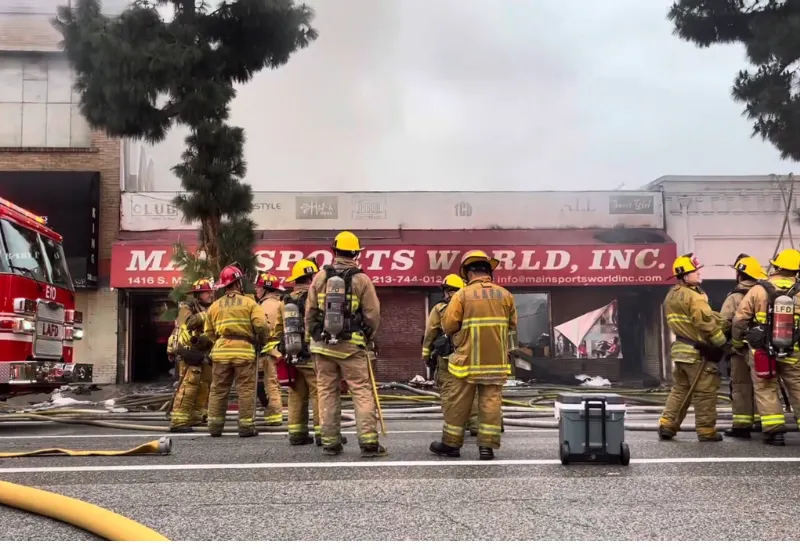 Un incendio arrasó una tienda de ropa deportiva en Los Ángeles