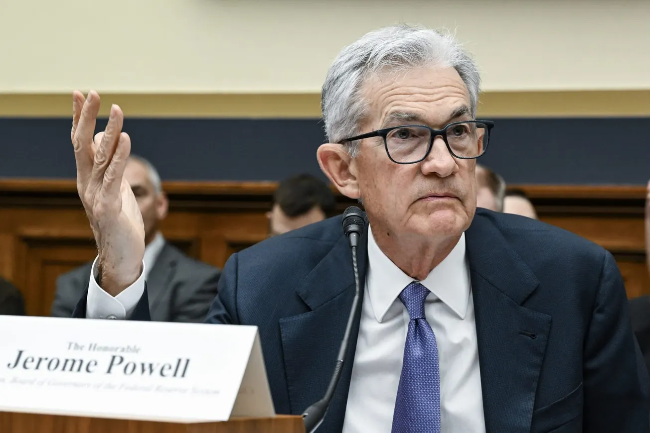 Intensa fortaleza del dólar obliga a los inversionistas a volcarse hacia los exportadores