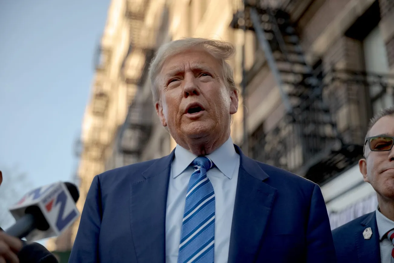 hombre fuego juicio trump