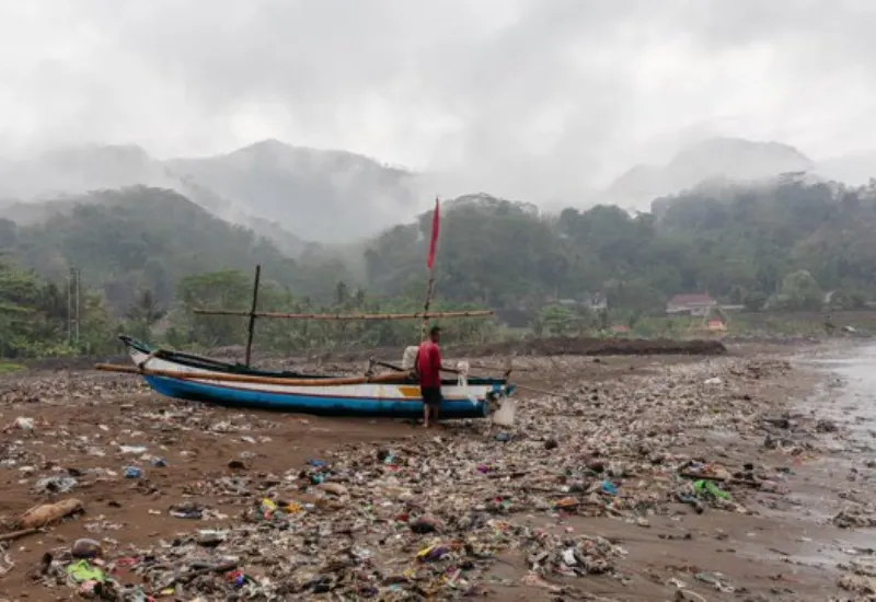 Cada día, 2.000 camiones de plástico van a parar al océano