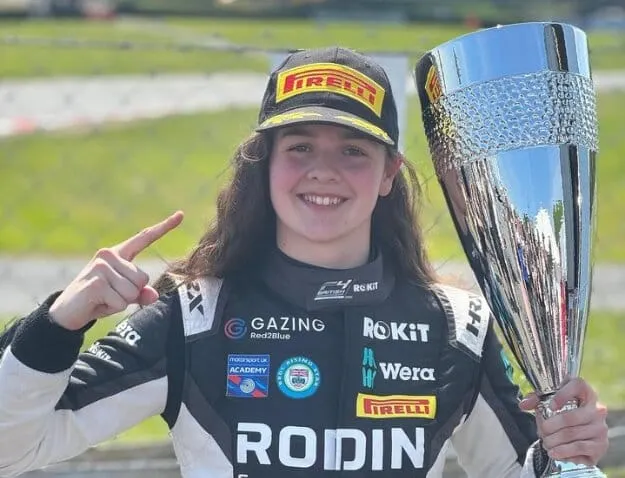 Abbi Pulling se convierte en la primera victoria femenina en la F4 británica