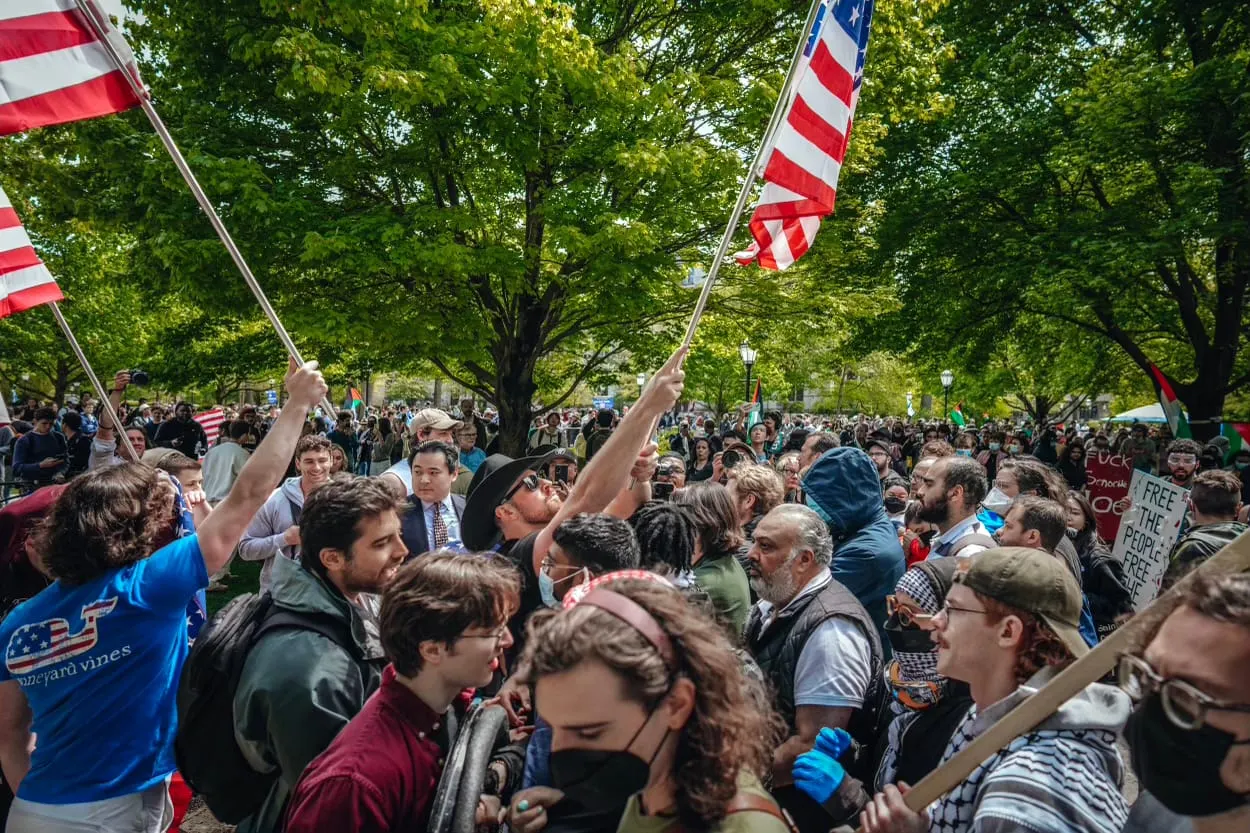 El porqué los estudiantes universitarios protestan por los vínculos de sus escuelas con Israel