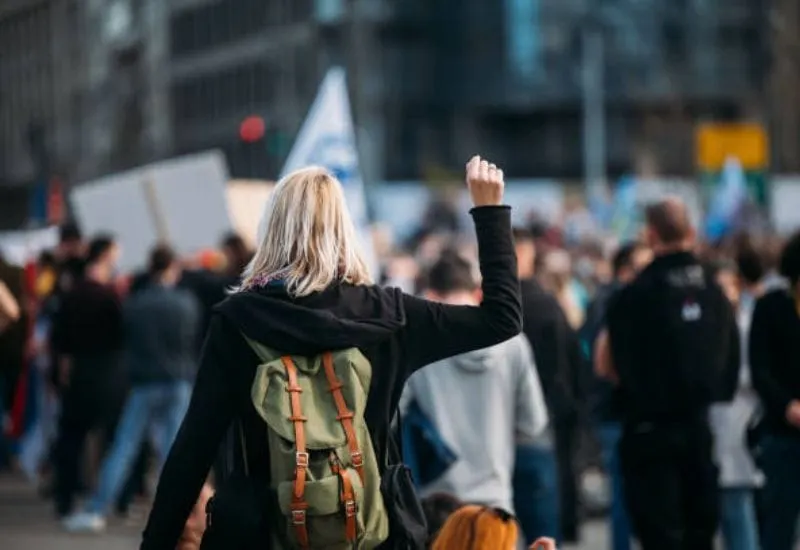 ¿Por qué el proyecto de ley sobre "agentes extranjeros" de Georgia causó protesta y enojo?