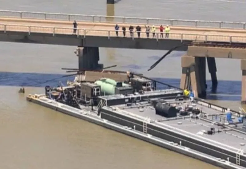 Barcaza choca con un puente en Texas provocando un derrame de petróleo