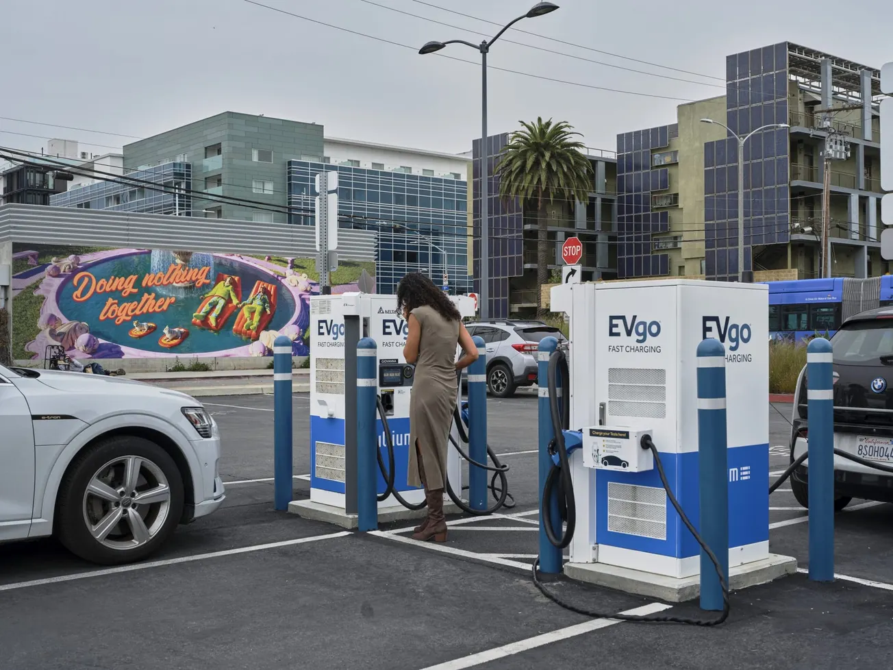 Número de estaciones de carga no es suficiente para auge de vehículos eléctricos