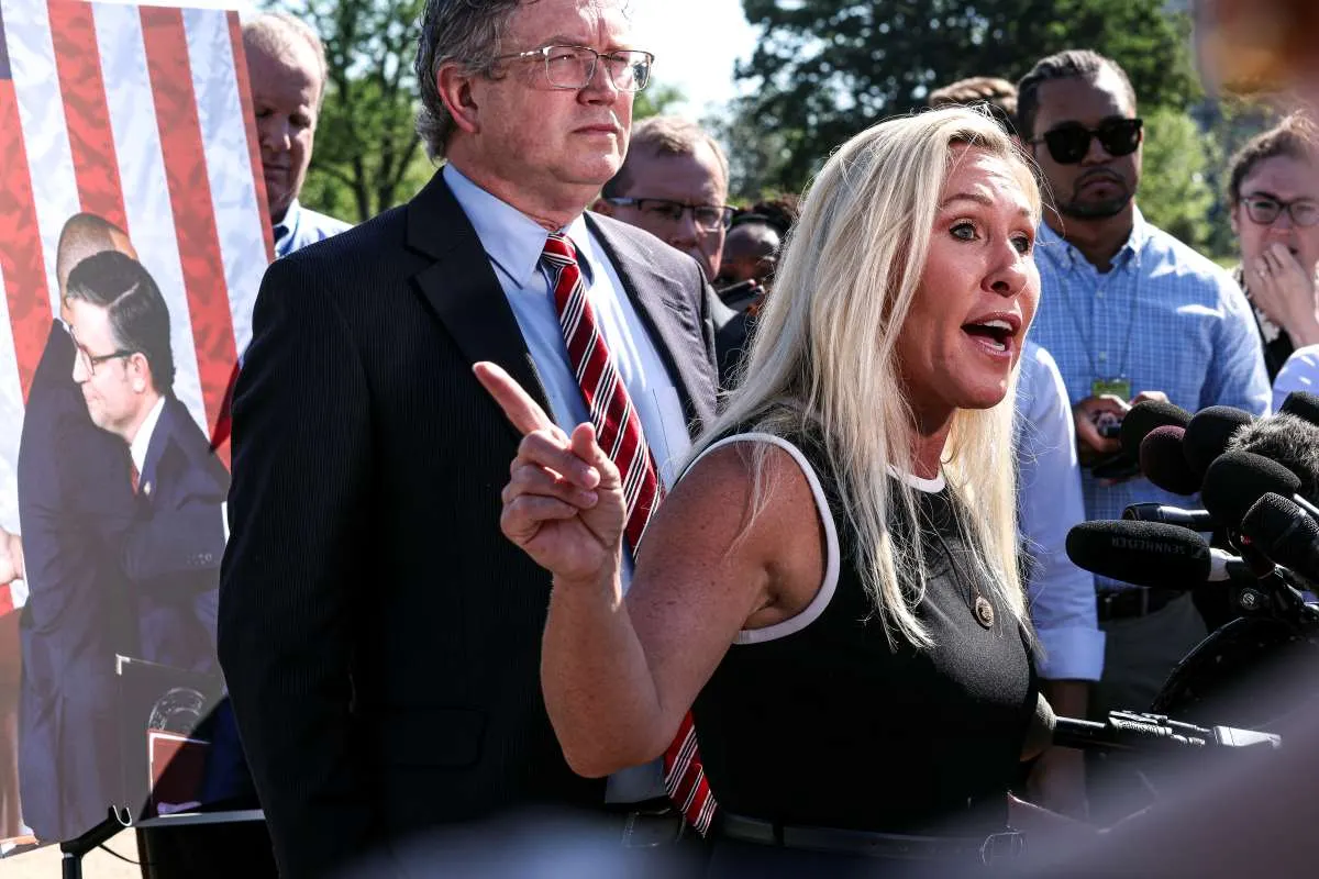 Marjorie Taylor Greene buscar destituir a Mike Johnson