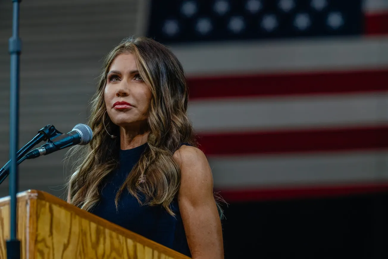 La extraña historia de Kristi Noem sobre Kim Jong Un