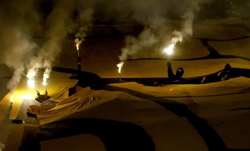 VIDEO | Hinchas del PSG quemaron el escudo del Dortmund