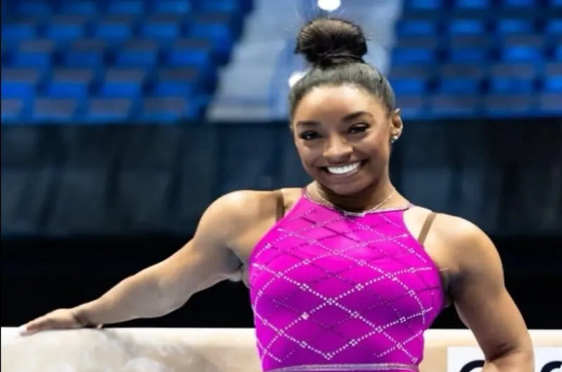 Simone Biles comienza su camino a París 2024 con victoria en Hartford