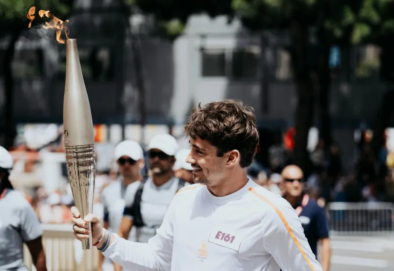 VIDEOS | Charles Leclerc porta la antorcha de los Juegos Olímpicos de Paris 2024