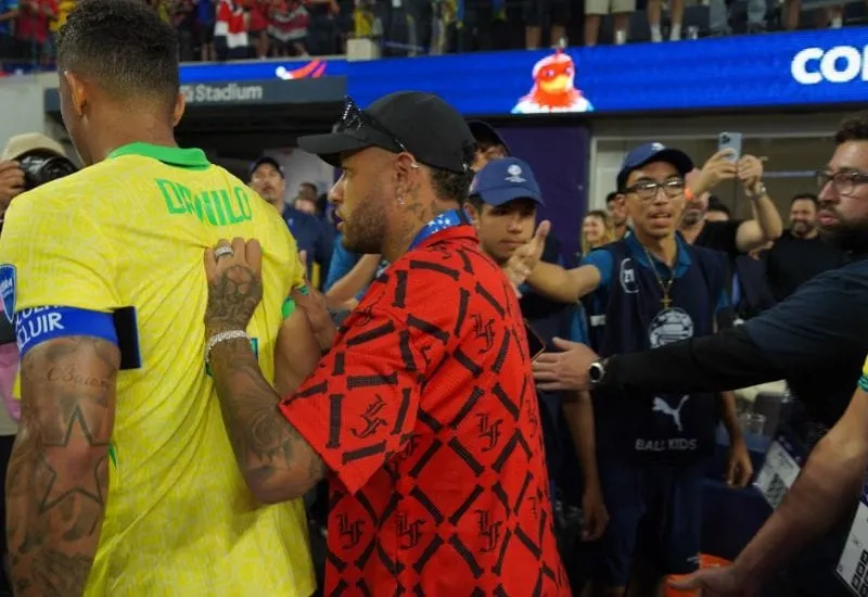 Neymar y Danilo protagonizan momentos tensos en el empate de Brasil en la Copa América