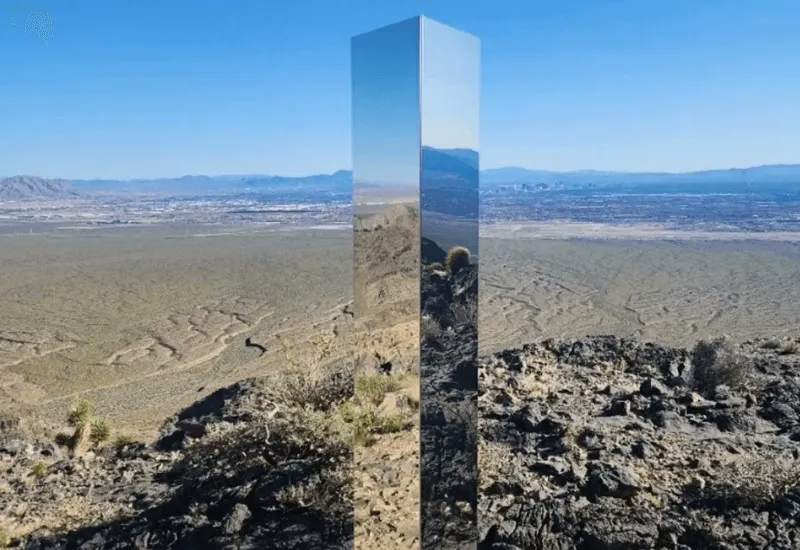 Misterioso monolito apareció en medio de las montañas del desierto de Nevada