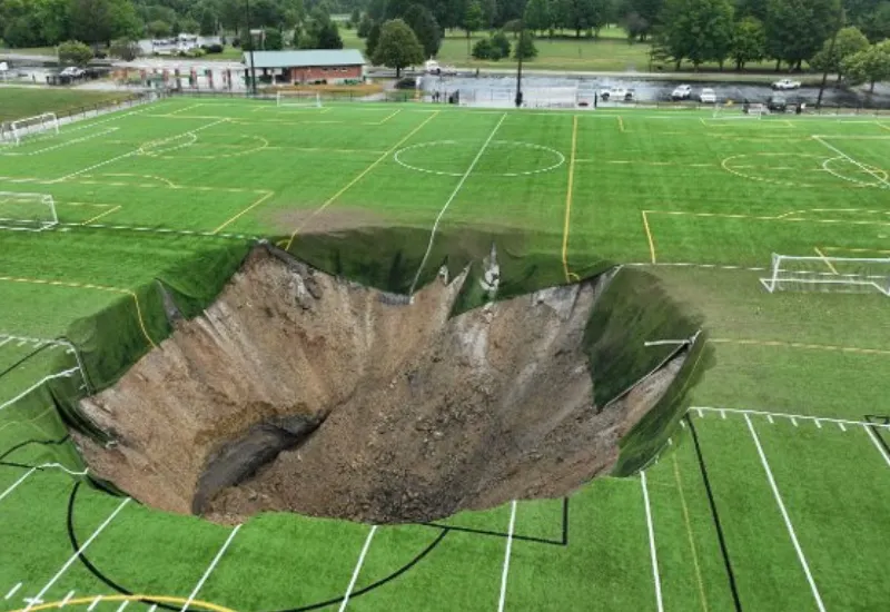 VIDEO | Así se desplomó una cancha de fútbol de un parque de Illinois