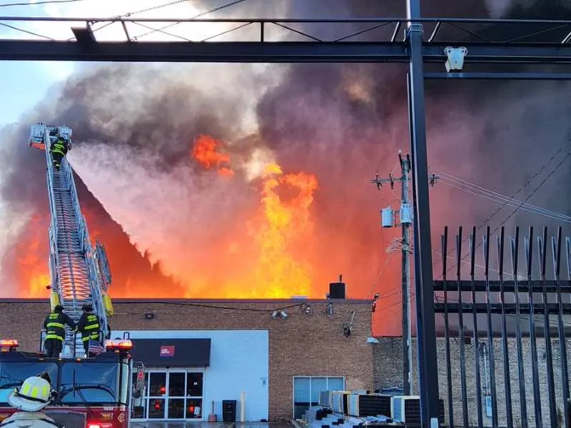 Incendio en negocio de palets de West Side
