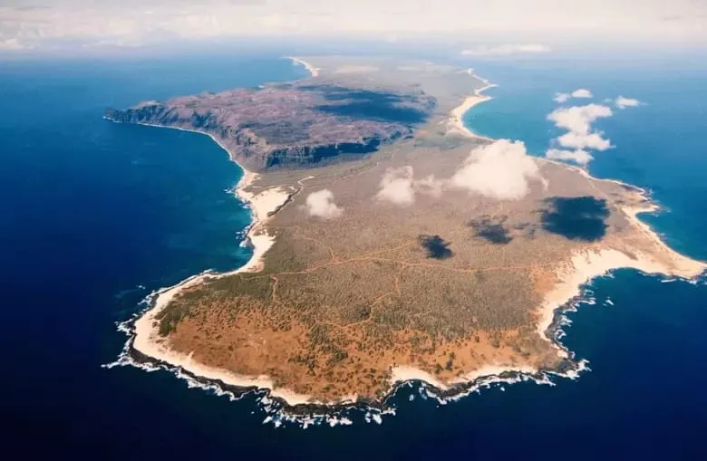 Un muerto y dos desaparecidos después de que un helicóptero se estrellará en frente de las costa de Hawaii