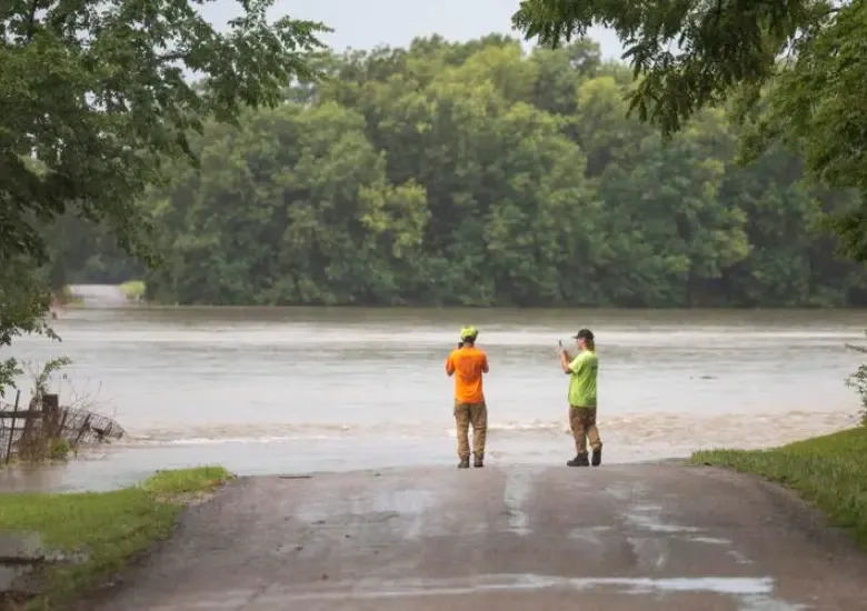 Fuertes lluvias provocan falla en una represa en Nashville, Illinois, obligando a los residentes a evacuar