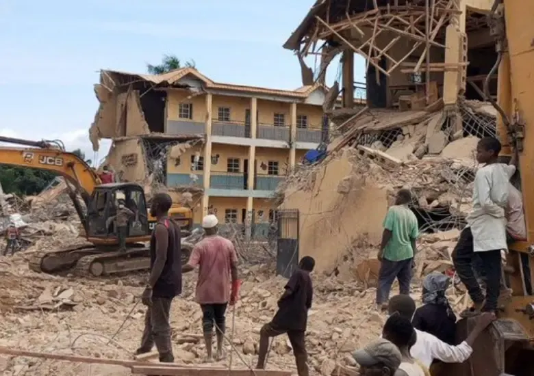 Derrumbe de una escuela en Nigeria dejó a más de 22 estudiantes muertos