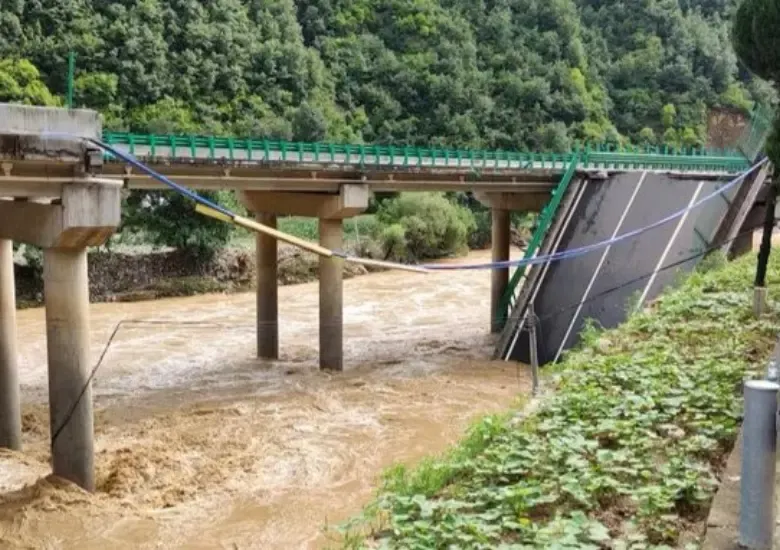 Colapso de puente en China deja al menos 12 muertos y 30 desaparecidos debido a las fuertes lluvias