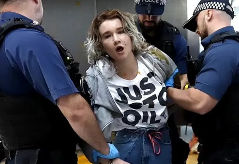 Detienen a 8 manifestantes medioambientales de Just Stop Oil en un aeropuerto de London