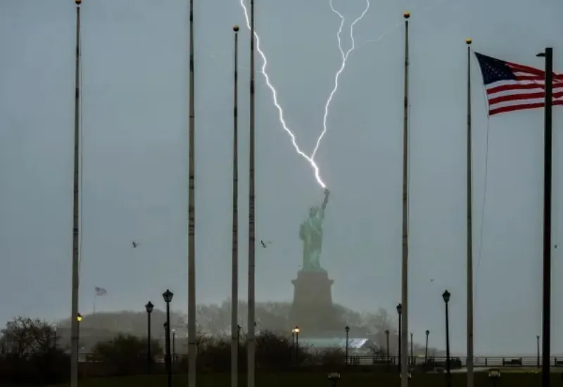 Tormentas y tornados dejan un muerto y miles de personas sin electricidad al norte de Nueva York