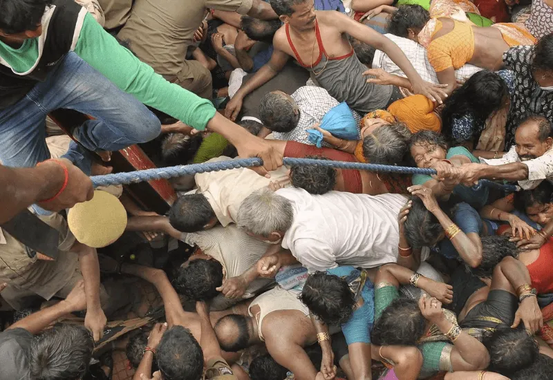 Al menos 87 personas fallecidas por una estampida en un evento religioso de India