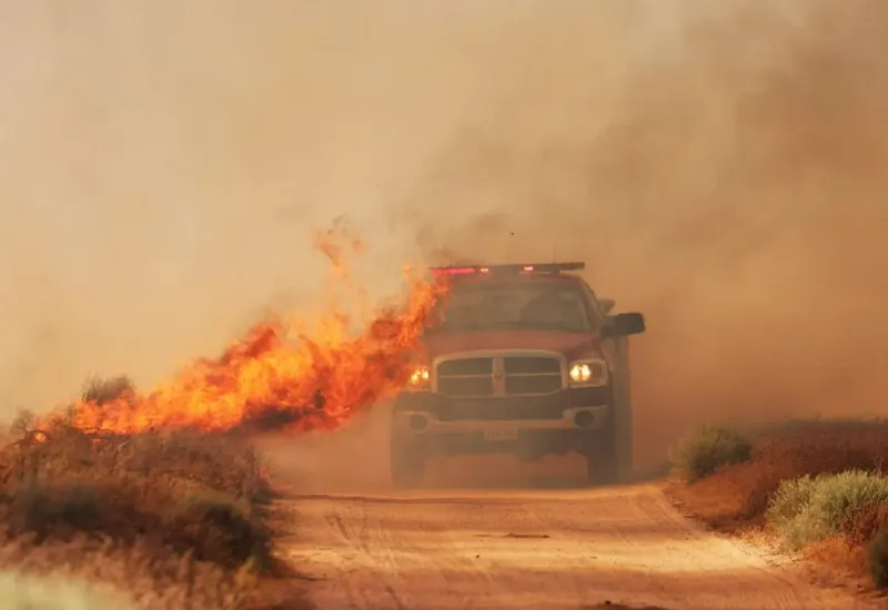 Séptimo día de incendio forestal en California: evacuaciones, quema de 350.000 acres y cambio de clima