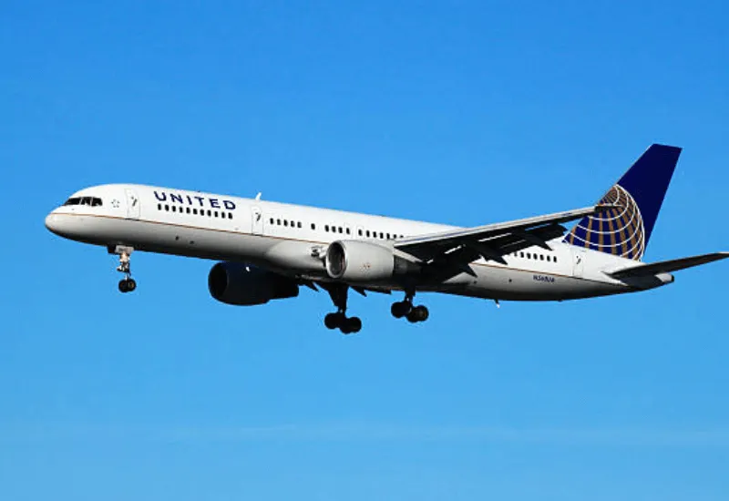 VIDEO | Avión Boeing de United Airlines pierde una rueda tras despegar de Los Ángeles