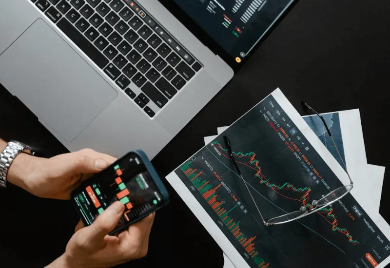 Dow Jones sube 200 puntos mientras el Nasdaq y S&P 500 aumentan ganancias en medio de tensión tras el tiroteo en mitin de Trump