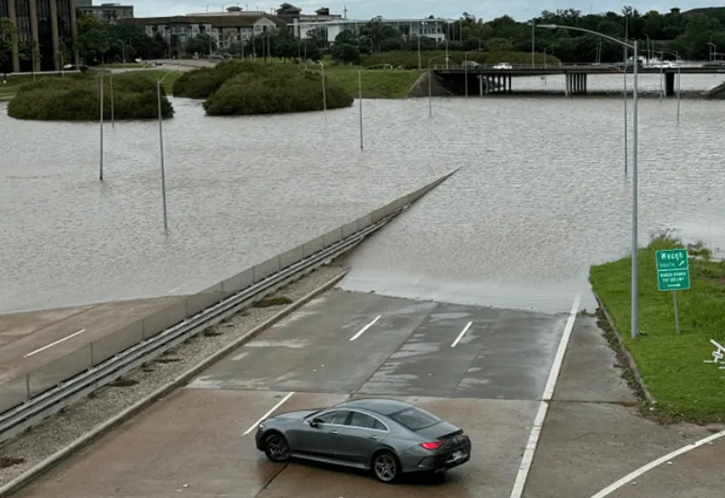 Residentes de Houston son afectados por falta de electricidad y agua tras daños a infraestructuras por el huracán Beryl