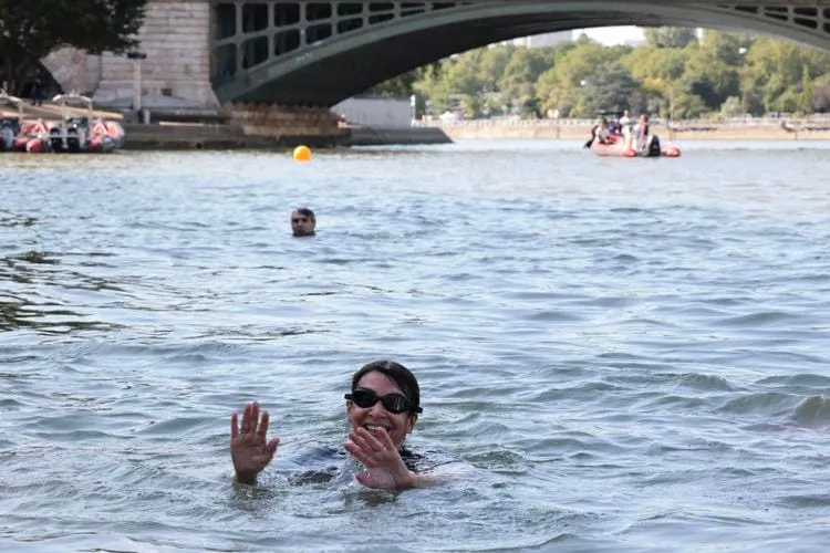 FOTOS | Alcaldesa de París nada en el río Sena para mostrar confianza en preparativos olímpicos