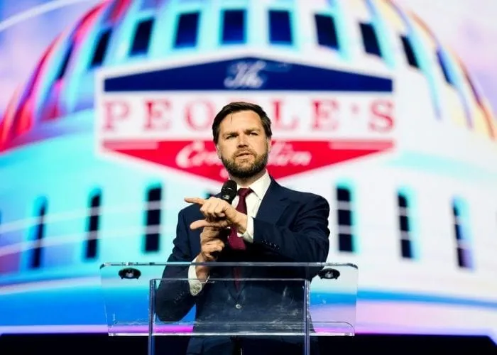 JD Vance defiende su comentario sobre las "mujeres de gatos sin hijos" y responde a críticas demócratas