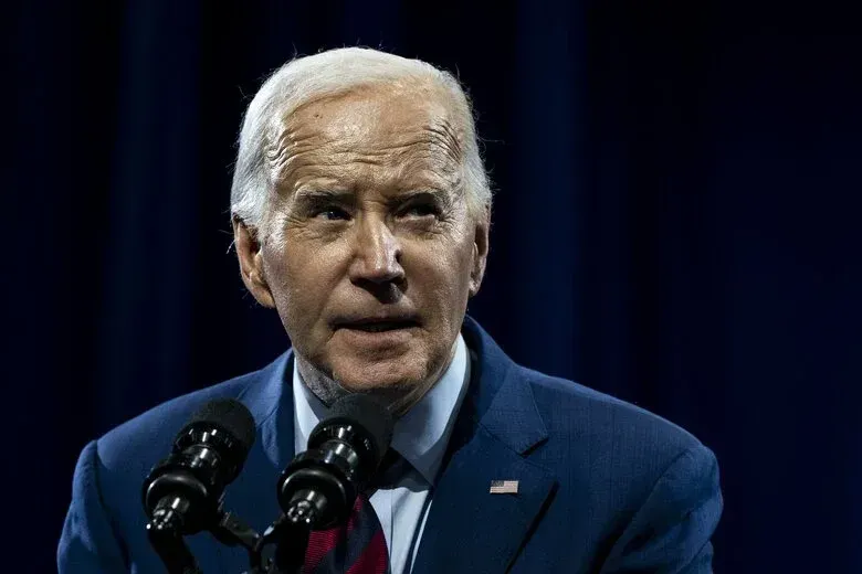 Latinos de estados indecisos respaldan más a Biden que a Trump: encuesta