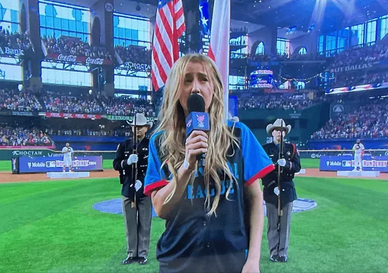 Ingrid Andress desata polémica por una interpretación ¨desastrosa¨ del himno nacional en el Home Run Derby 2024