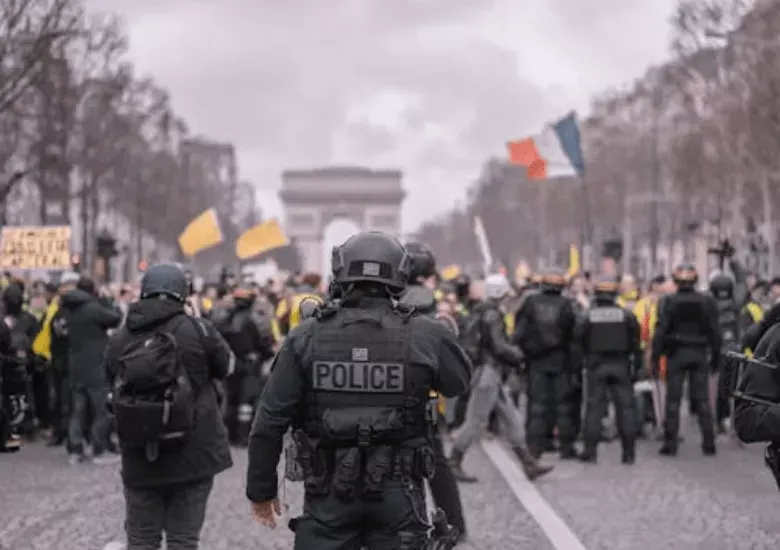 París desaloja a cientos de personas sin hogar previo a los Juegos Olímpicos