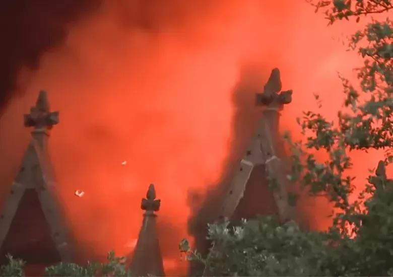 Incendio destruye parte de la Primera Iglesia Bautista en Dallas