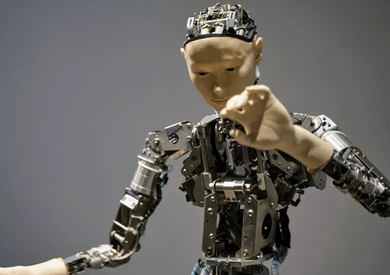 Elon Musk anuncia la producción de robots humanoides en Tesla para 2026