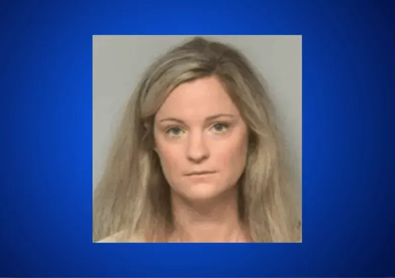 Arrestan a profesora en Carolina del Norte por presunto abuso sexual a estudiante