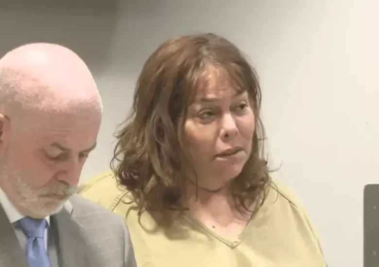 Detienen a una madre en Carolina del Norte por torturar y asesinar a sus hijos adoptivos