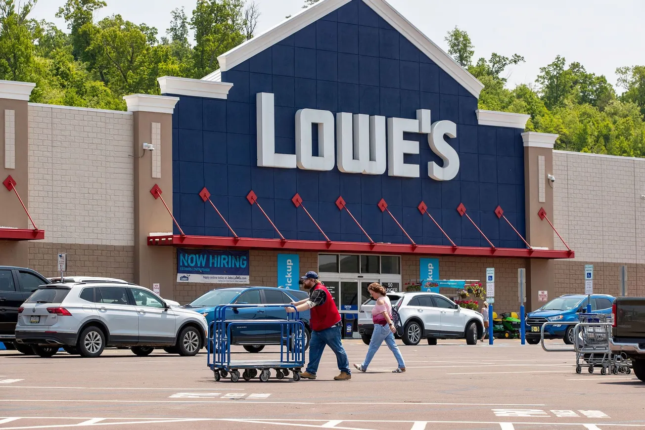 Lowe's reporta ingresos inferiores a los estimados: El mercado sigue esperando recortes en tasas de interés