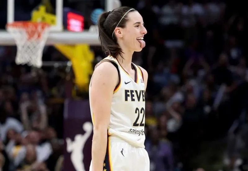 Caitlin Clark rompe récord de triples en WNBA
