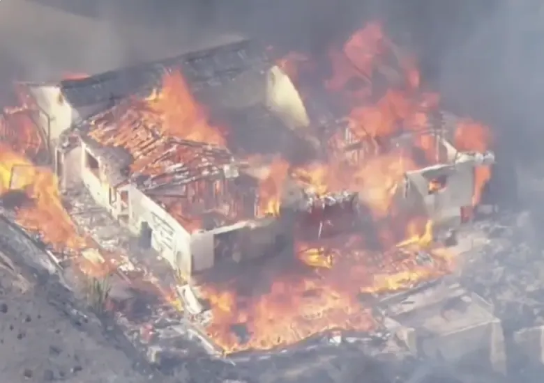 Incendio forestal en California quemó al menos 6 casas obligando a los residentes a evacuar