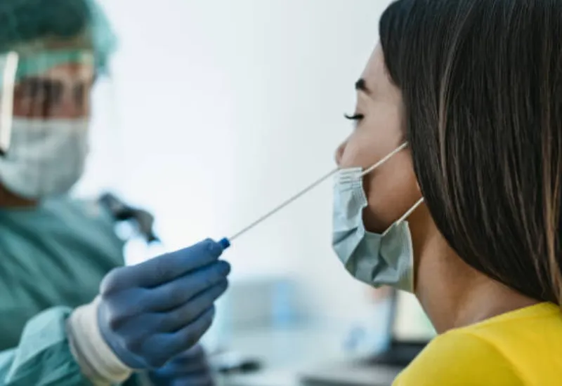 Gobierno de EEUU afirma que más pruebas de COVID-19 gratuitas se podrán solicitar por correo