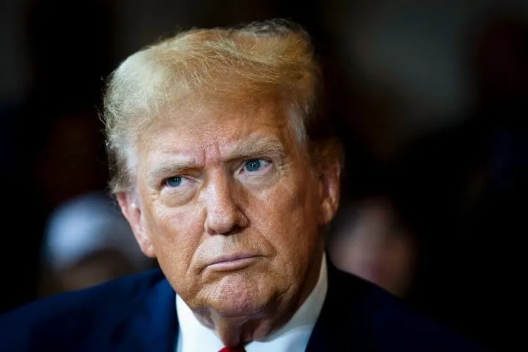 Trump busca la intervención de una corte federal en el caso de sobornos y retrasar la sentencia