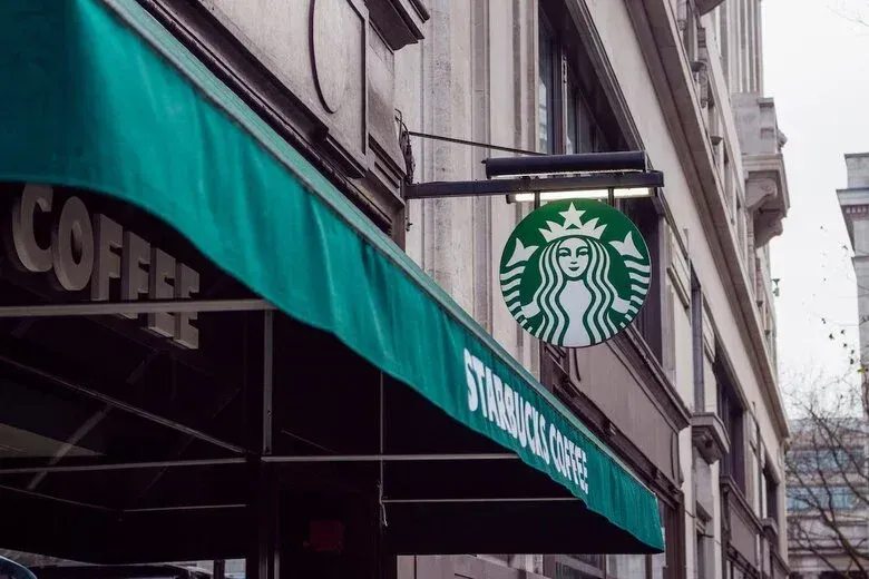 Starbucks le dará a su nuevo CEO un jet privado para viajar entre su casa en California y su oficina en Seattle