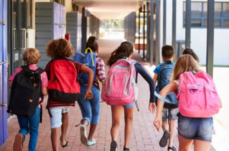 Back to school 2024: prohibición de celulares, mochilas transparentes y joggers