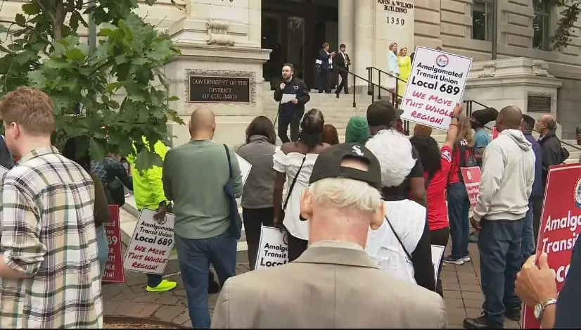 Trabajadores del transporte protestan por el cierre del DC Circulator y piden que Metro adopte las rutas