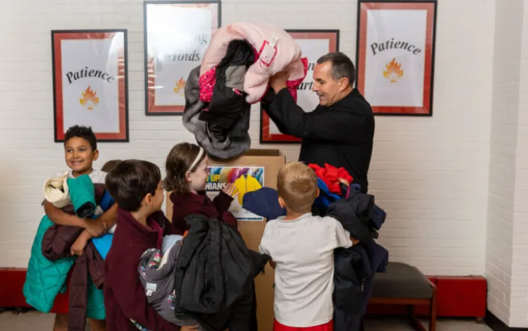 Las iglesias de Virginia se unen para recoger 10.000 abrigos de invierno para los necesitados