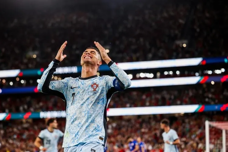 Cristiano Ronaldo se convierte en el primer jugador con 900 goles oficiales